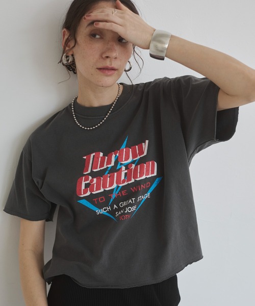 ANGIE(アンジー)の「ヴィンテージライク カットオフ プリント Tシャツ(半袖)(Tシャツ/カットソー・レディース・ブラック系その他3/ブラック系その他/ブラック系その他4/ブラック系その他2・FREE)」の1枚目の写真