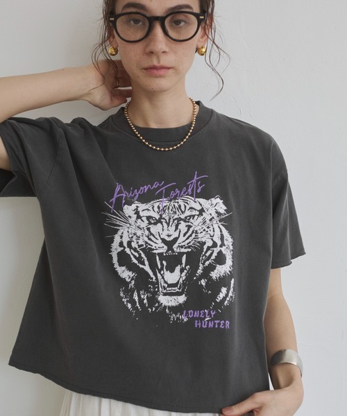 ANGIE(アンジー)の「ヴィンテージライク カットオフ プリント Tシャツ(半袖)(Tシャツ/カットソー・レディース・ブラック系その他3/ブラック系その他/ブラック系その他4/ブラック系その他2・FREE)」の3枚目の写真