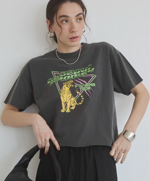 ANGIE(アンジー)の「ヴィンテージライク カットオフ プリント Tシャツ(半袖)(Tシャツ/カットソー・レディース・ブラック系その他3/ブラック系その他/ブラック系その他4/ブラック系その他2・FREE)」の11枚目の写真