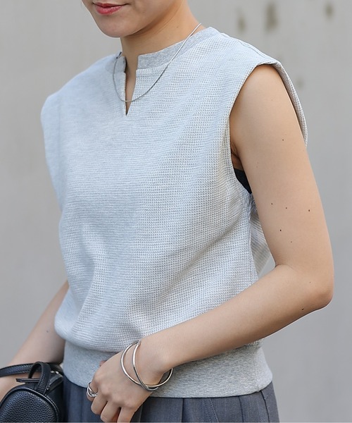 COLONY 2139（コロニートゥーワンスリーナイン）の「WEB限定/ワッフルキーネックフレンチスリーブトップス（Tシャツ/カットソー・レディース・ライトグレー/ブラック/グレー・FREE）」の2枚目の写真