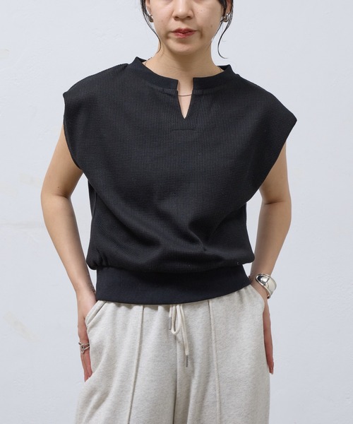 COLONY 2139（コロニートゥーワンスリーナイン）の「WEB限定/ワッフルキーネックフレンチスリーブトップス（Tシャツ/カットソー・レディース・ライトグレー/ブラック/グレー・FREE）」の4枚目の写真