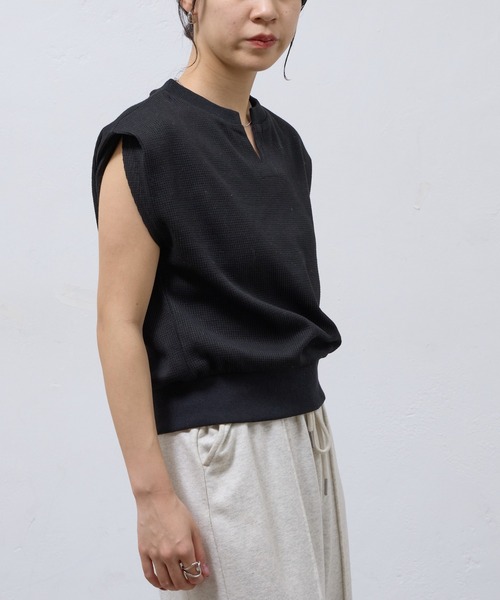 COLONY 2139（コロニートゥーワンスリーナイン）の「WEB限定/ワッフルキーネックフレンチスリーブトップス（Tシャツ/カットソー・レディース・ライトグレー/ブラック/グレー・FREE）」の5枚目の写真
