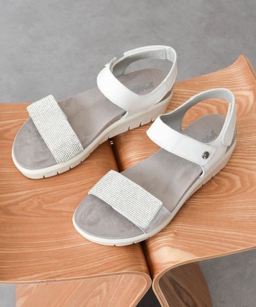 inter-chaussures(インターショシュール)の「【IMAC】ラインストーンベルトフットベッドサンダル(E55702)(サンダル・レディース・ゴールド/シルバー・36/37/38/39/35)」の1枚目の写真
