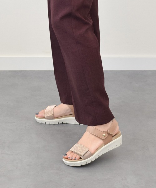 inter-chaussures(インターショシュール)の「【IMAC】ラインストーンベルトフットベッドサンダル(E55702)(サンダル・レディース・ゴールド/シルバー・36/37/38/39/35)」の2枚目の写真