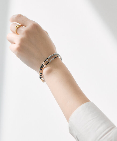 ear PAPILLONNER(イアパピヨネ)の「3連ビーズ通しブレスレット(ブレスレット・レディース・ブラック・FREE)」の5枚目の写真