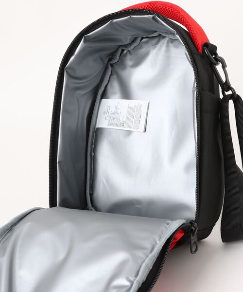 NIKE（ナイキ）の「《NIKEアパレル》ﾌﾗｯｸﾞﾅｲｷ NAN NIKE BUDDIES LUNC（ショルダーバッグ・キッズ・ブラック×レッド/ネイビー・フリー）」の5枚目の写真