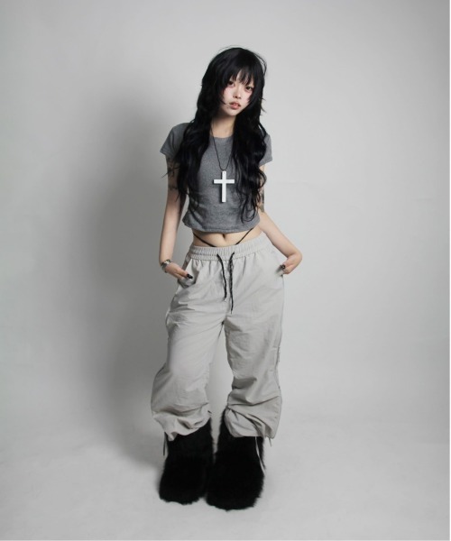 IMARI(イマリ)の「【 IMARI / イマリ 】 サイド シャーリング シンプル Tシャツ(Tシャツ/カットソー・レディース・グレー/ブラック/ホワイト・L/M)」の12枚目の写真