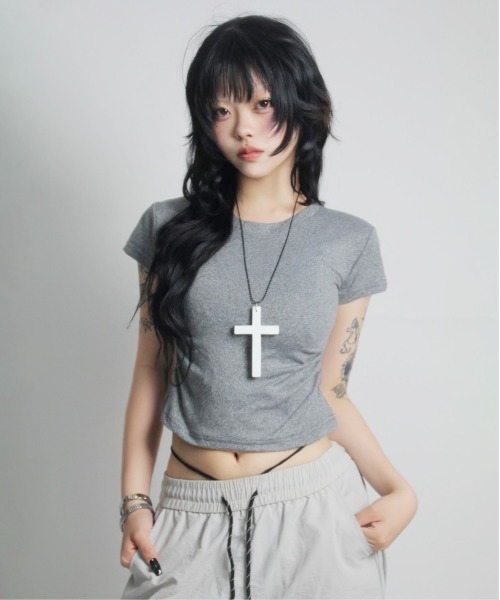 IMARI(イマリ)の「【 IMARI / イマリ 】 サイド シャーリング シンプル Tシャツ(Tシャツ/カットソー・レディース・グレー/ブラック/ホワイト・L/M)」の19枚目の写真