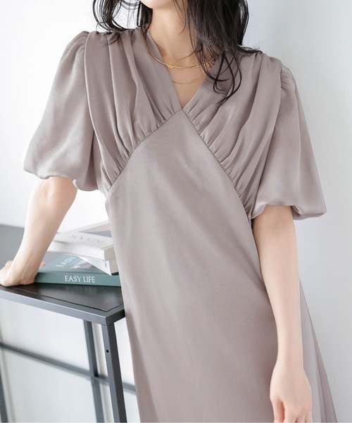 Lajour（ラジュール）の「【日本製】Vネックギャザーフレアワンピース（ワンピース・レディース・オフホワイト/ブラック/グレイッシュベージュ・フリー）」の21枚目の写真