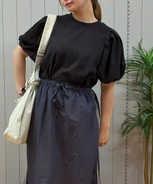 Right-on(ライトオン)の「HONEYSUCKLE ROSE(ハニーサックルローズ)【レディース】「接触冷感」袖ボリュームTシャツ/とろみ天竺(Tシャツ/カットソー・レディース・ブラック×ホワイト/ブラウン/ブラック/オフホワイト・L/M)」の1枚目の写真