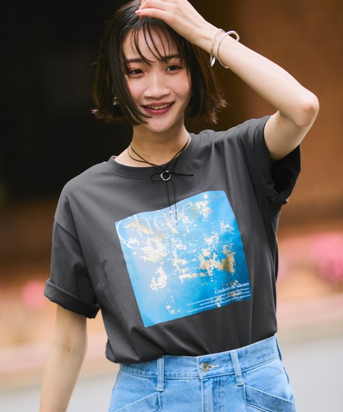 VIS(ビス)の「【接触冷感】箔グラフィックアートTシャツ(Tシャツ/カットソー・レディース・チャコールグレー/ホワイト系その他/ホワイト・FREE)」の3枚目の写真