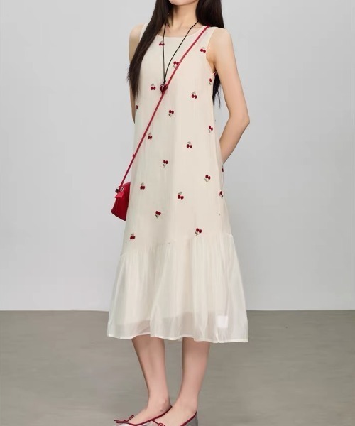 gossip!ロサンゼルス(ゴシップロサンゼルス)の「アシンメトリーシルエット チェリー柄ワンピース(ワンピース・レディース・オフホワイト・S/M/L)」の9枚目の写真
