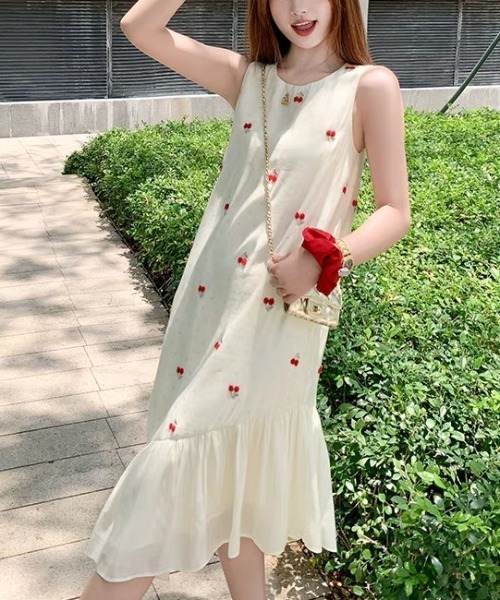 gossip!ロサンゼルス(ゴシップロサンゼルス)の「アシンメトリーシルエット チェリー柄ワンピース(ワンピース・レディース・オフホワイト・S/M/L)」の15枚目の写真