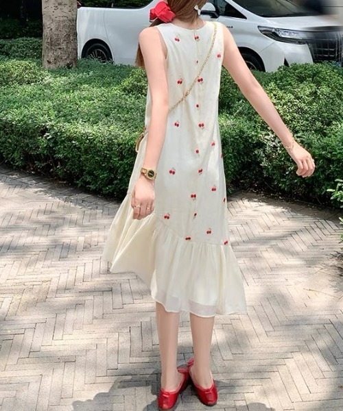 gossip!ロサンゼルス(ゴシップロサンゼルス)の「アシンメトリーシルエット チェリー柄ワンピース(ワンピース・レディース・オフホワイト・S/M/L)」の16枚目の写真