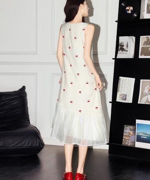 gossip!ロサンゼルス(ゴシップロサンゼルス)の「アシンメトリーシルエット チェリー柄ワンピース(ワンピース・レディース・オフホワイト・S/M/L)」の17枚目の写真