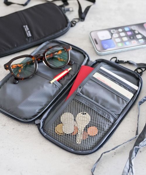 LAKOLE（ラコレ）の「ショルダーパスポートケース / 493704（パスポートケース・レディース・ブラック/グレー・FREE）」の2枚目の写真