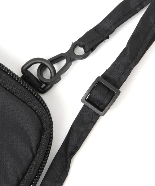 LAKOLE（ラコレ）の「ショルダーパスポートケース / 493704（パスポートケース・レディース・ブラック/グレー・FREE）」の6枚目の写真