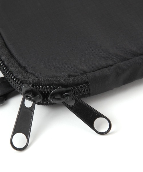 LAKOLE（ラコレ）の「ショルダーパスポートケース / 493704（パスポートケース・レディース・ブラック/グレー・FREE）」の8枚目の写真