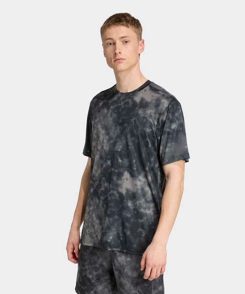 トレイン エッセンシャルズ シーズナル 総柄プリントTシャツ