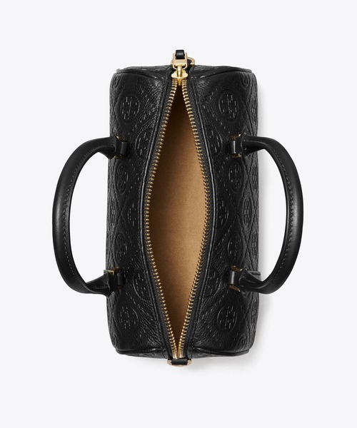TORY BURCH（トリーバーチ）の「Tモノグラム ペブルド プチバレルバッグ（ショルダーバッグ・レディース・ブラック・ONE SIZE）」の4枚目の写真