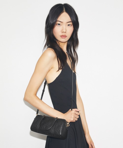 TORY BURCH（トリーバーチ）の「Tモノグラム ペブルド プチバレルバッグ（ショルダーバッグ・レディース・ブラック・ONE SIZE）」の6枚目の写真