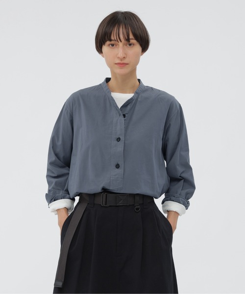 MHL.（エムエイチエル）の「GARMENT DYE COTTON SHIRTING（シャツ/ブラウス・レディース・ホワイト/ブルー・1/2）」の2枚目の写真