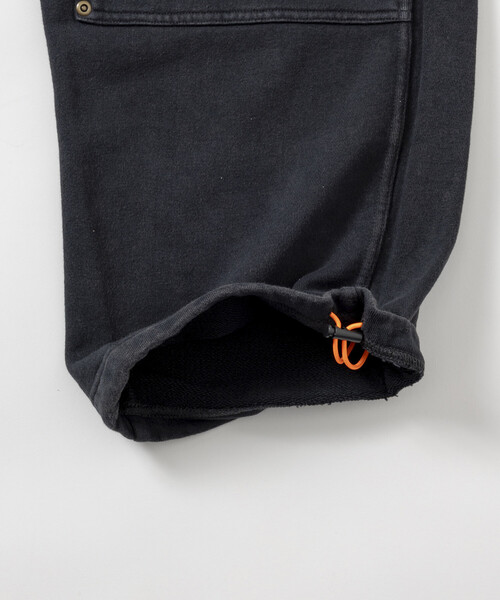 FREAK'S STORE（フリークスストア）の「UNIVERSAL OVERALL/ユニバーサルオーバーオール 別注 パウダー加工 ダブルニー スウェットパンツ（スウェットパンツ・メンズ・チャコールグレー/ブラウン・MEDIUM/LARGE）」の9枚目の写真