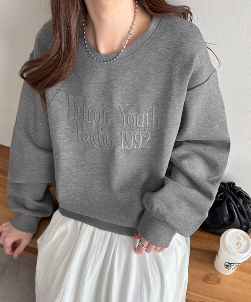 DISCOAT(ディスコート)の「【WEB限定】ダンボール刺繍ロゴプルオーバー(スウェット・レディース・オフホワイト/チャコールグレー/ネイビー/モカ・FREE)」の1枚目の写真