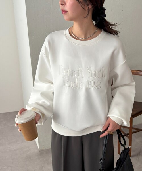 DISCOAT(ディスコート)の「【WEB限定】ダンボール刺繍ロゴプルオーバー(スウェット・レディース・オフホワイト/チャコールグレー/ネイビー/モカ・FREE)」の6枚目の写真