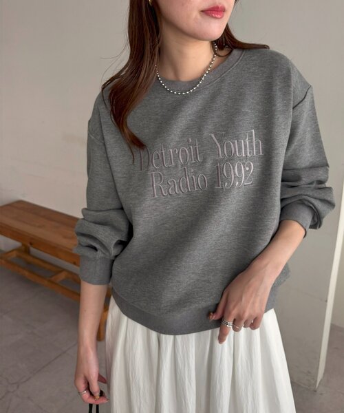 DISCOAT(ディスコート)の「【WEB限定】ダンボール刺繍ロゴプルオーバー(スウェット・レディース・オフホワイト/チャコールグレー/ネイビー/モカ・FREE)」の16枚目の写真