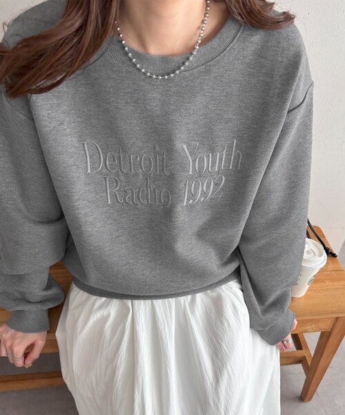 DISCOAT(ディスコート)の「【WEB限定】ダンボール刺繍ロゴプルオーバー(スウェット・レディース・オフホワイト/チャコールグレー/ネイビー/モカ・FREE)」の17枚目の写真