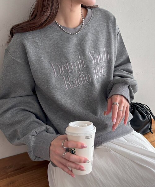 DISCOAT(ディスコート)の「【WEB限定】ダンボール刺繍ロゴプルオーバー(スウェット・レディース・オフホワイト/チャコールグレー/ネイビー/モカ・FREE)」の18枚目の写真