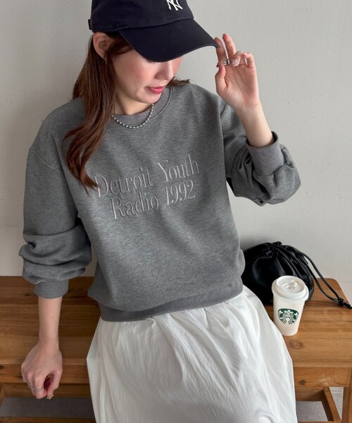 DISCOAT(ディスコート)の「【WEB限定】ダンボール刺繍ロゴプルオーバー(スウェット・レディース・オフホワイト/チャコールグレー/ネイビー/モカ・FREE)」の19枚目の写真