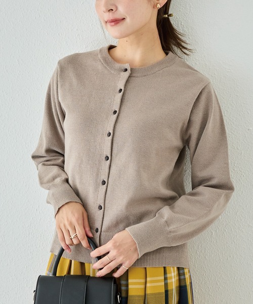 LAVEANGE（ラビアンジェ）の「【洗える】ボタン配色ニットカーデ（カーディガン/ボレロ・レディース・レッド/ブラック/グレイッシュベージュ・F/3L/4L）」の2枚目の写真