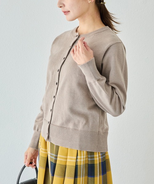 LAVEANGE（ラビアンジェ）の「【洗える】ボタン配色ニットカーデ（カーディガン/ボレロ・レディース・レッド/ブラック/グレイッシュベージュ・F/3L/4L）」の17枚目の写真