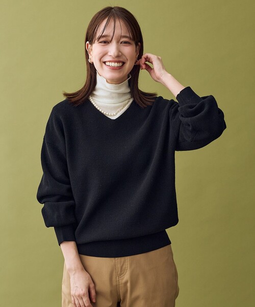 ANY(エニィ)の「【8色展開】Vネックデイリーニット(ニット/セーター・レディース・ベージュ系2/ダークグリーン系/ピンク系/グレー系2/レッド系/アイボリー系/ブルー系/ブラック系・F)」の2枚目の写真