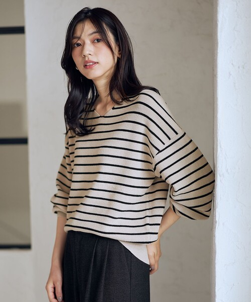 ANY(エニィ)の「【8色展開】Vネックデイリーニット(ニット/セーター・レディース・ベージュ系2/ダークグリーン系/ピンク系/グレー系2/レッド系/アイボリー系/ブルー系/ブラック系・F)」の4枚目の写真