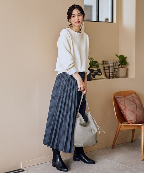 ANY(エニィ)の「【8色展開】Vネックデイリーニット(ニット/セーター・レディース・ベージュ系2/ダークグリーン系/ピンク系/グレー系2/レッド系/アイボリー系/ブルー系/ブラック系・F)」の22枚目の写真