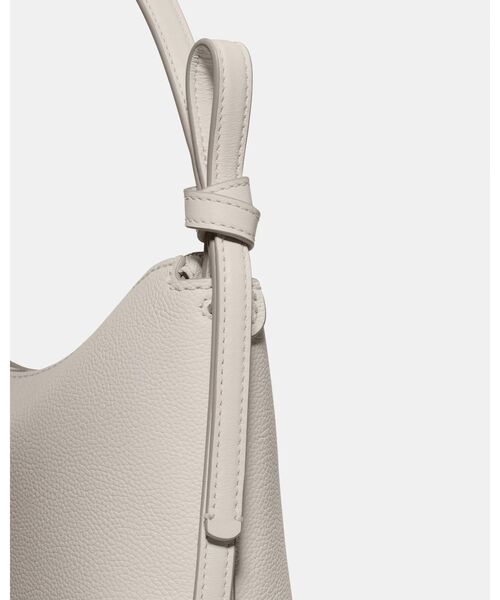 kate spade new york（ケイトスペード ニューヨーク）の「ループ ショルダー バッグ（ショルダーバッグ・レディース・ベージュ・ONESIZE）」の2枚目の写真