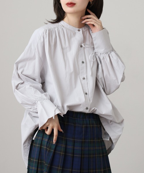 OMNES(オムネス)の「製品洗いコットンブロード袖口リボンオーバーシャツ(シャツ/ブラウス・レディース・ホワイト/ブルー系その他/ライトグレー・FREE)」の2枚目の写真