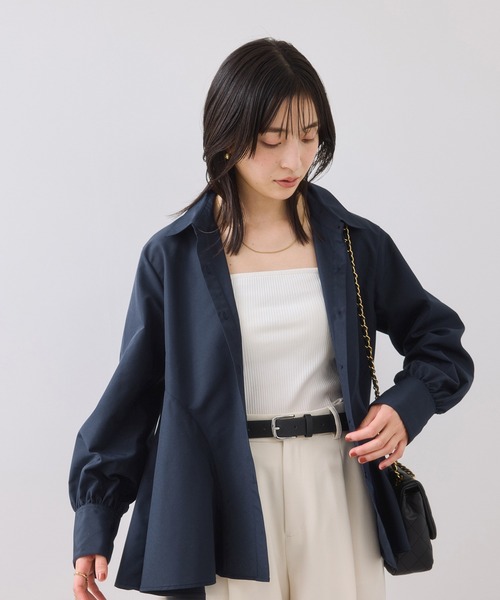 VIS(ビス)の「ヘムデザインフレアシャツ/イージーケア(シャツ/ブラウス・レディース・ネイビー/ホワイト系その他/サックスブルー・FREE)」の3枚目の写真