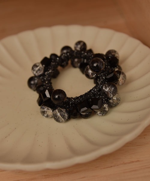 VIBGYOR Women（ヴィブジョー　ウィメン）の「【resonance】クリスタルビーズ キラキラ ヘアゴム（ヘアゴム・レディース・ピンク系/パープル系/ブルー系/グリーン系/ブラック系・FREE）」の2枚目の写真