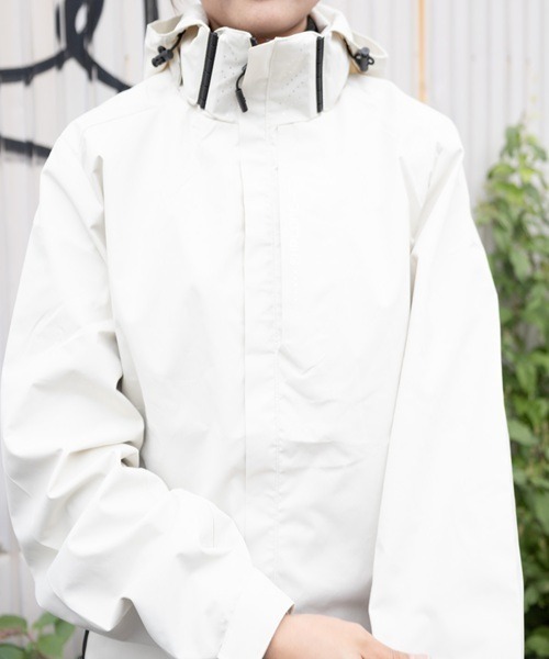 Vini（ヴィニ）の「【Vini】多機能 マウンテンパーカー （フード取り外し可）（マウンテンパーカー・レディース・ブラック/オフホワイト・MEDIUM/LARGE）」の13枚目の写真