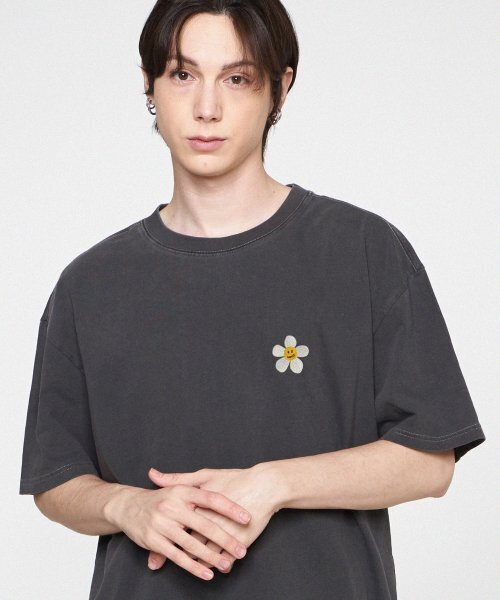 GRAVER（グレーバー）の「[ユニセックス]フラワースマイルロゴ刺繍ピグメント半袖Tシャツ_ブラックチャコール（Tシャツ/カットソー・レディース・チャコール・SMALL/MEDIUM/LARGE/X-LARGE）」の2枚目の写真
