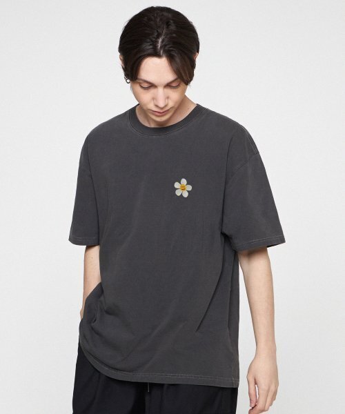GRAVER（グレーバー）の「[ユニセックス]フラワースマイルロゴ刺繍ピグメント半袖Tシャツ_ブラックチャコール（Tシャツ/カットソー・レディース・チャコール・SMALL/MEDIUM/LARGE/X-LARGE）」の3枚目の写真