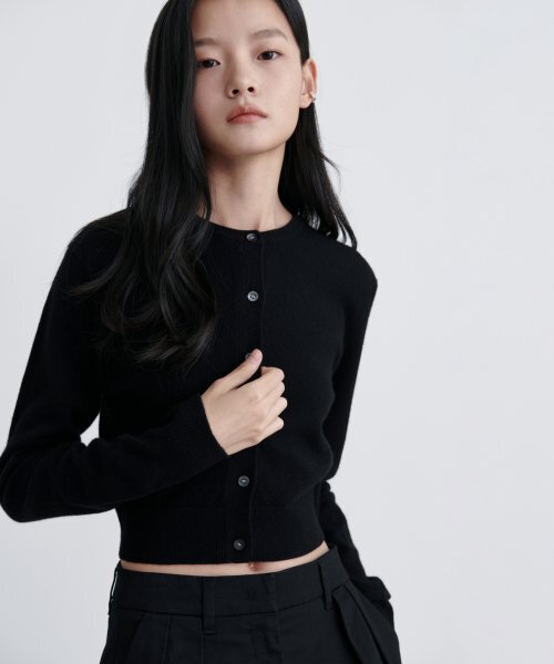 MUSINSA STANDARD WOMAN（ムシンサスタンダードウーマン）の「ウィメンズラムウールラウンドネッククロップカーディガン[ブラック]（カーディガン/ボレロ・レディース・その他・SMALL/MEDIUM/LARGE/X-SMALL）」の4枚目の写真