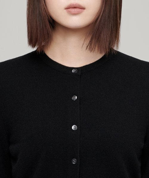 MUSINSA STANDARD WOMAN（ムシンサスタンダードウーマン）の「ウィメンズラムウールラウンドネッククロップカーディガン[ブラック]（カーディガン/ボレロ・レディース・その他・SMALL/MEDIUM/LARGE/X-SMALL）」の8枚目の写真