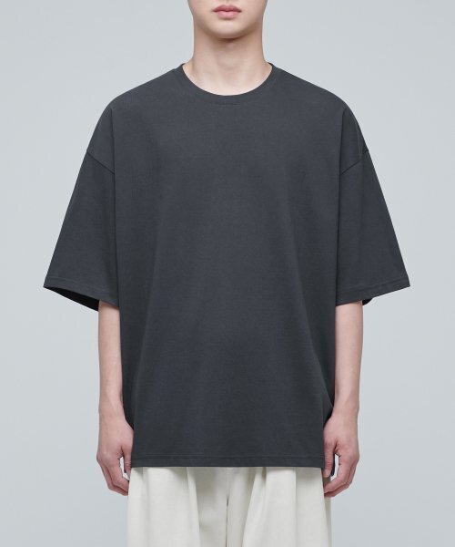 MUSINSA STANDARD（ムシンサスタンダード）の「エクストラオーバーサイズクルーネックTシャツ[ダークグレー]（Tシャツ/カットソー・メンズ・その他・MEDIUM/LARGE/X-LARGE/XX-LARGE/XXX-LARGE/SMALL）」の2枚目の写真
