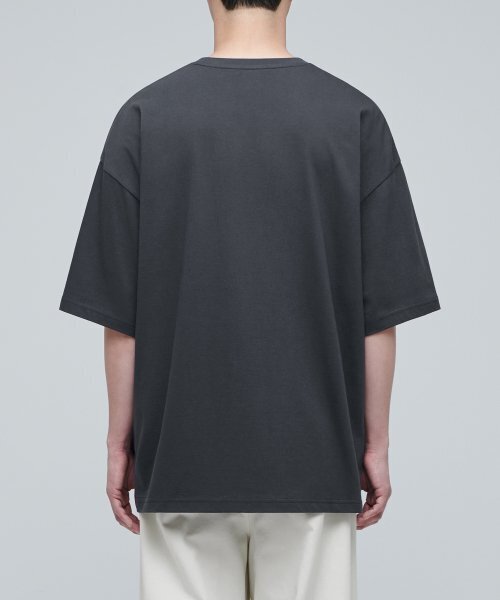 MUSINSA STANDARD（ムシンサスタンダード）の「エクストラオーバーサイズクルーネックTシャツ[ダークグレー]（Tシャツ/カットソー・メンズ・その他・MEDIUM/LARGE/X-LARGE/XX-LARGE/XXX-LARGE/SMALL）」の3枚目の写真