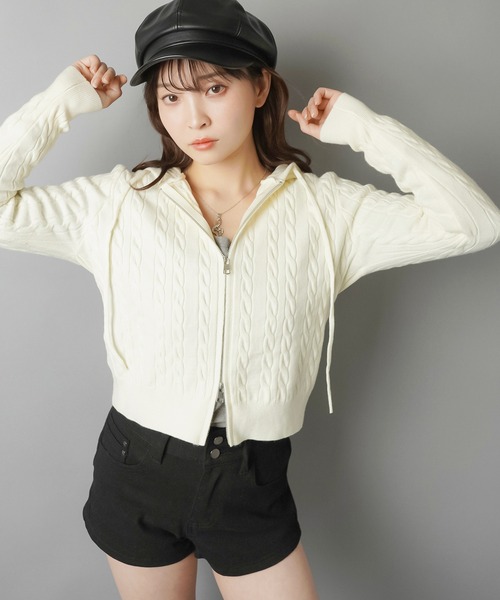 SPINNS（スピンズ）の「フード付き×ダブルジップでこなれ感アップ！韓国ムード漂うケーブルニットジップパーカー/5色展開（パーカー・レディース・グレー/アイボリー/チャコール/ネイビー/ブラウン・ONESIZE）」の19枚目の写真